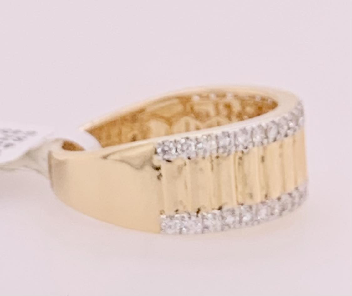 14K Ribbed Diamond Band Ring