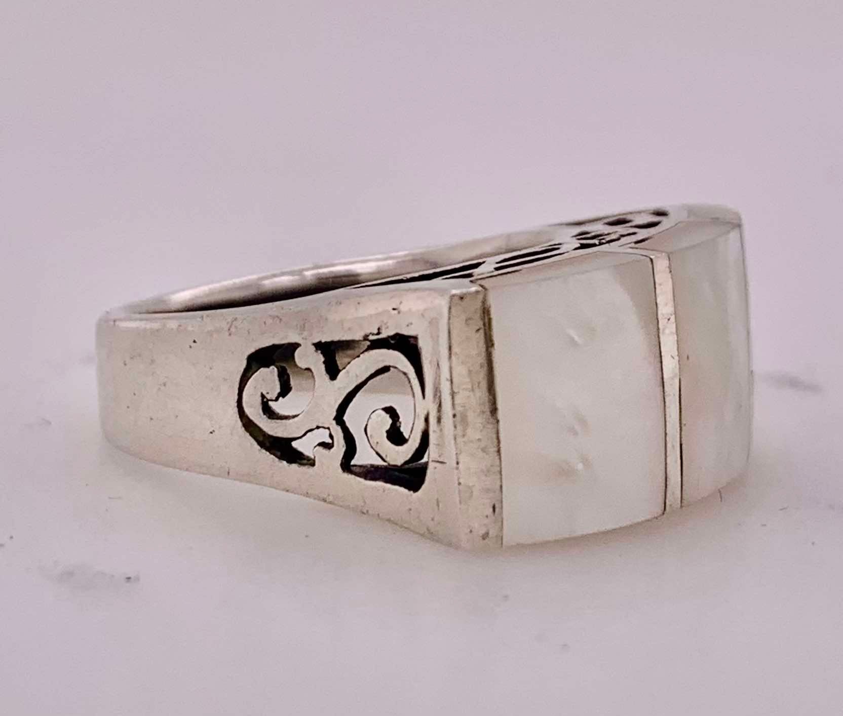 Estate Sterling Silver Mother of Pearl Ring